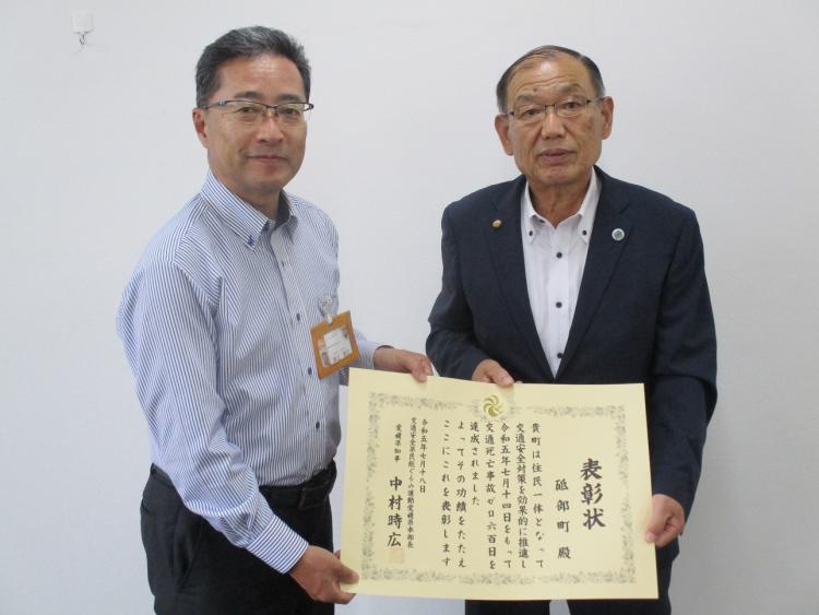 表彰式後(左から、井上防災安全統括部長、佐川町長)の画像