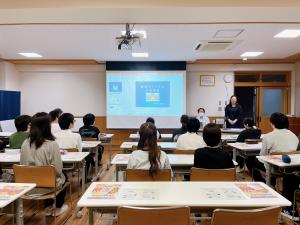 宇和島東高校定時制の生徒の皆さんの前で講義する労働委員会委員