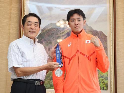 6月26日（水曜日）パリパラリンピック男子走り幅跳び日本代表 石山大輝選手らの訪問（県庁）