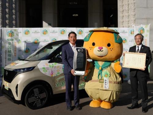 11月7日（木曜日）全国植樹祭えひめ2026 PR車両の提供に対する感謝状贈呈式（県庁本館前）