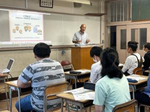 八幡浜高校定時制の生徒の皆さんの前で講義する労働委員会委員