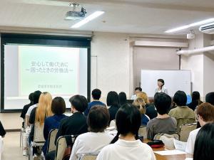 西条高校定時制の生徒の皆さんの前で講義する労働委員会委員