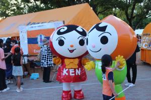 まもるくんとあゆみちゃんが子どもとハイタッチ