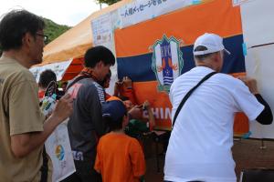 FCフラッグにサインしてくれるお客さん