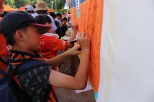 サインするお客さん２