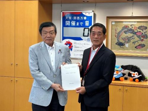 8月4日（月曜日）全国知事会地方創生・日本創造本部長として「地方創生・日本創造への提言」について要請（内閣府特命担当大臣（地方創生））（東京都）