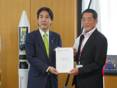8月5日（火曜日）全国知事会原子力発電対策特別委員会委員長として「原子力発電所の安全対策及び防災対策に対する提言」について要請(内閣府特命担当大臣（科学技術政策）)（東京都）
