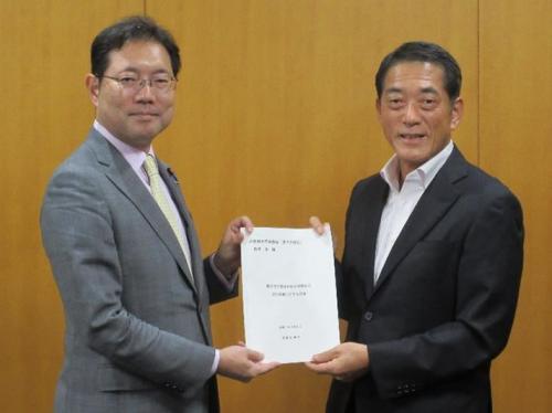 8月5日（火曜日）全国知事会原子力発電対策特別委員会委員長として「原子力発電所の安全対策及び防災対策に対する提言」について要請(内閣府大臣政務官（原子力防災）)（東京都）