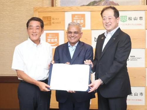 8月28日（木曜日）日本タタ・コンサルタンシー・サービシズ株式会社及び松山市との新事業所開設に係る立地協定書調印式（県庁）