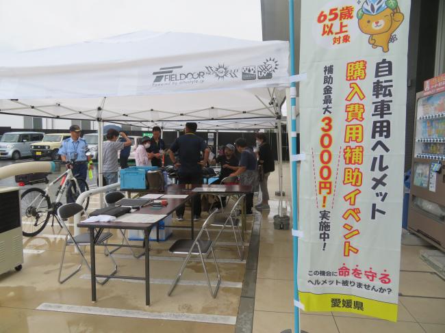 宇和島警察署員も秋の全国交通安全運動に合わせて会場で反射材やチラシを配布していただきました。