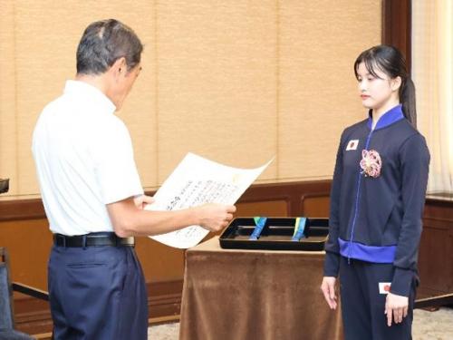 9月3日(水曜日)世界新体操選手権大会団体総合で優勝の西本愛実選手らの訪問(県庁)