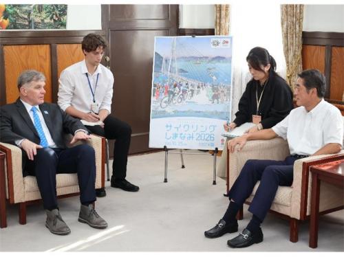 9月16日(火曜日)世界自転車デー制定を推進した米国モンゴメリ大学 レシェック・シビルスキー氏の訪問(県庁)