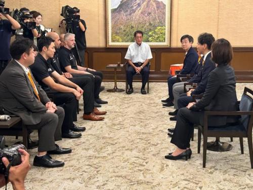 9月24日(水曜日)エヒメスポーツエンターテイメント会長、愛媛オレンジバイキングス選手・ヘッドコーチらの訪問(県庁)