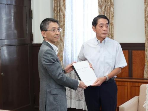 10月6日（月曜日）職員の給与等に関する報告及び勧告（県庁）