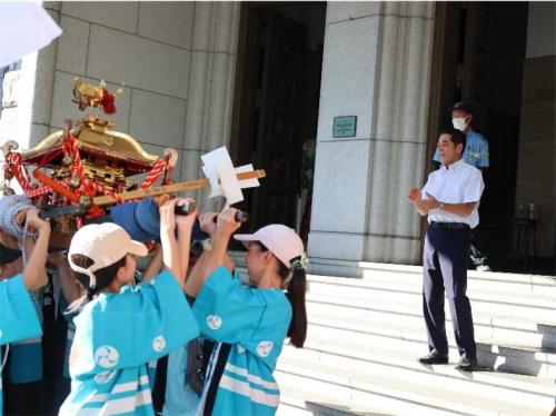 10月6日（月曜日）地域の子ども神輿等の訪問（県庁玄関前）
