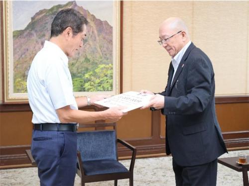 10月15日（水曜日）紫電改展示館への寄附に対する感謝状贈呈式（県庁）