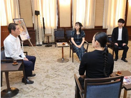 10月21日（火曜日）坊っちゃん劇場ミュージカル「新 鶴姫伝説～鎧に白い花を～」出演者らの訪問（県庁）