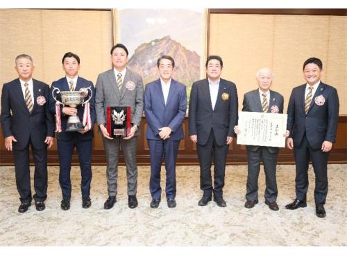 10月28日（火曜日）愛媛県民球団会長、愛媛マンダリンパイレーツ選手らの訪問（県庁）