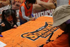 ビッグフラッグ記入の様子