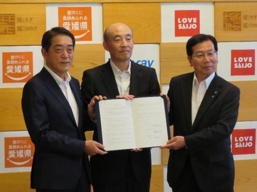 11月20日（木曜日）株式会社クラレ及び西条市との生産拠点増設に係る立地協定書調印式（県庁）