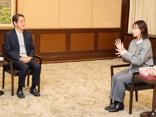 11月28日（金曜日）元県スポーツ専門員 郷亜里砂氏らの訪問（県庁）