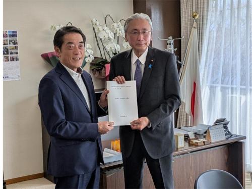 12月11日（木曜日）全国知事会地方創生・日本創造本部長として「地方創生・日本創造への提言」を要請（自民党社会機能移転分散型国づくり推進本部長）（東京都）