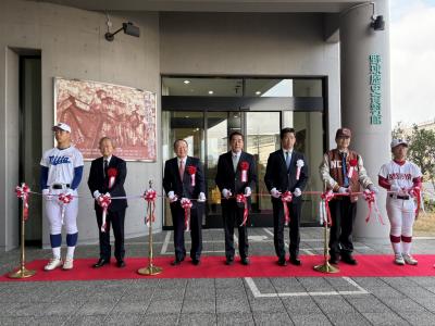 テープカットの様子