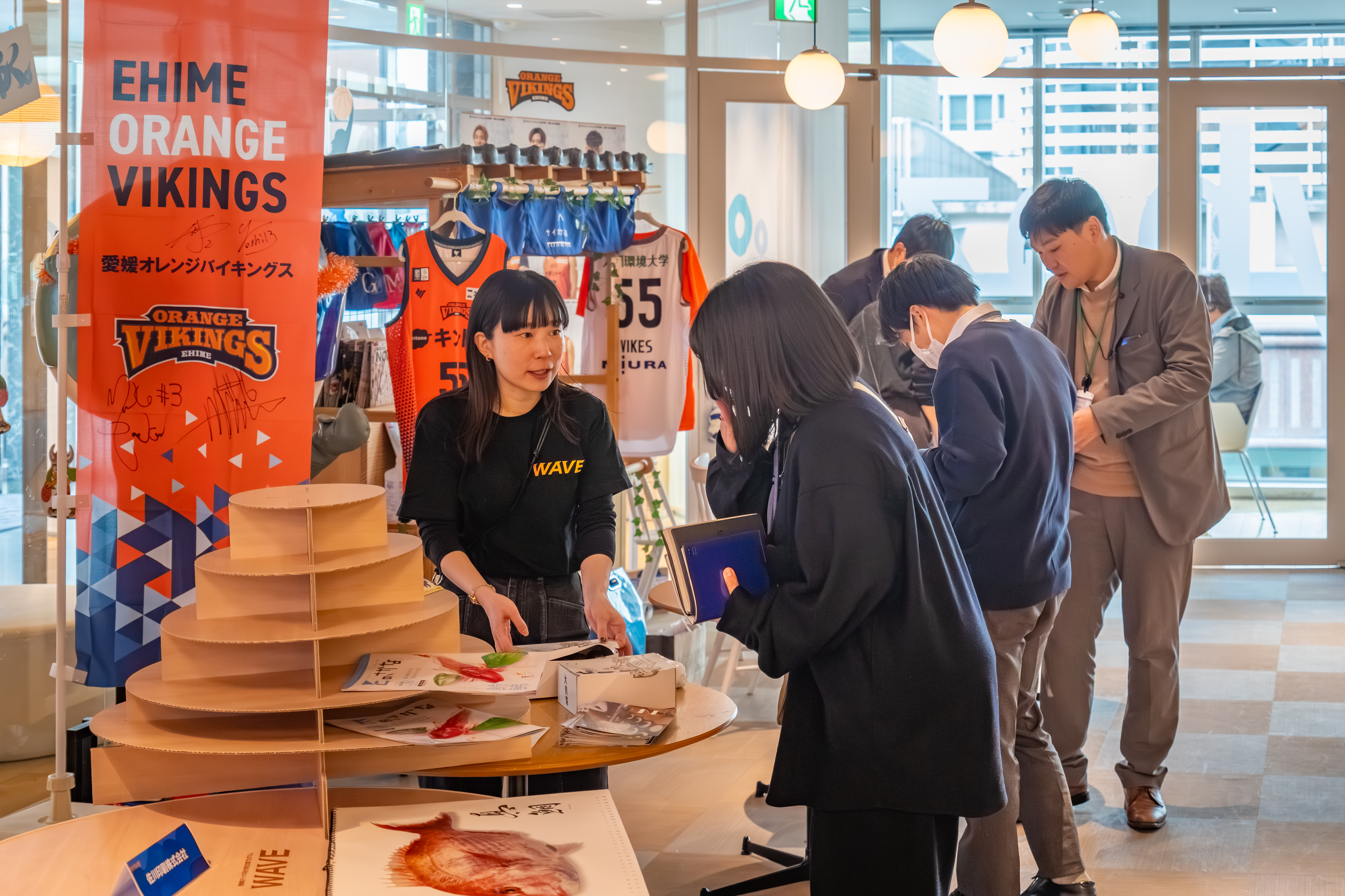 展示ブースで体験する様子