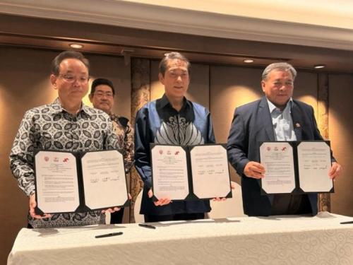 1月15日(木曜日)(現地時間)インドネシア商工会議所及び愛媛県商工会議所連合会との経済交流に関する覚書調印式(インドネシア)