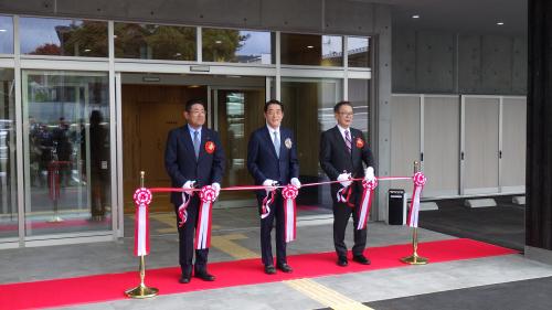 庁舎エントランス前で行われたテープカット。愛媛県知事らが参加。