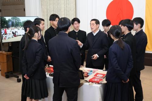 2月9日(月曜日)えひめ高校生インド青少年交流事業に参加の県内高校生らの訪問(県庁)