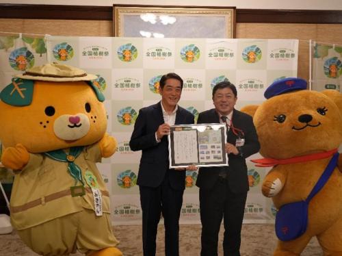 日本郵便㈱四国支社からのオリジナルフレーム切手贈呈式