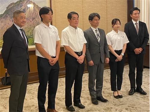 5月28日(木曜日)松山大学学長及び松山大学硬式野球部選手、監督らの訪問(県庁)
