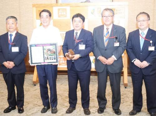 6月2日（火曜日）日本郵便株式会社四国支社からのとべ動物園のオランウータン「ジェニファー」オリジナルフレーム切手贈呈式（県庁）