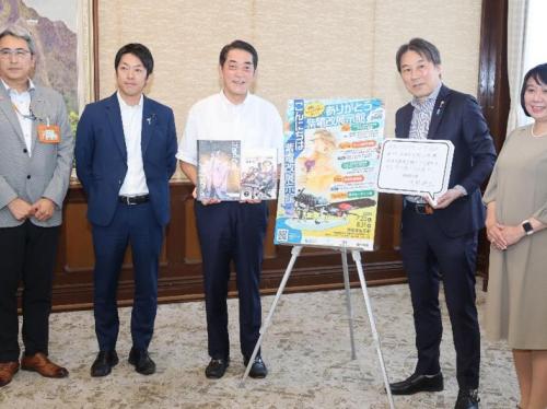 6月12日(金曜日)漫画「紫電改343」著者 須本壮一氏らの訪問(県庁)