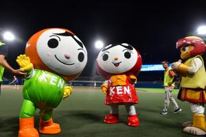 写真抽選会お手伝いまもるくんあゆみちゃん