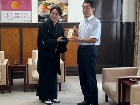 7月9日（木曜日）本県ゆかりの落語家　桂空治氏らの訪問（県庁）