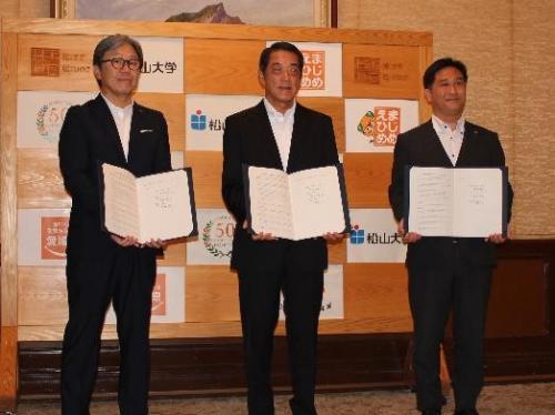 7月22日（水曜日）松山大学及び愛媛大学医学部附属病院との愛媛県薬剤師確保修学資金支援制度に関する連携協定書調印式（県庁）