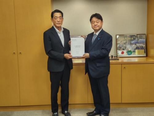 8月5日（水曜日）全国知事会原子力発電対策特別委員会委員長として「原子力発電所の安全対策及び防災対策に対する提言」について要請(内閣府特命担当大臣（科学技術政策）)（東京都）