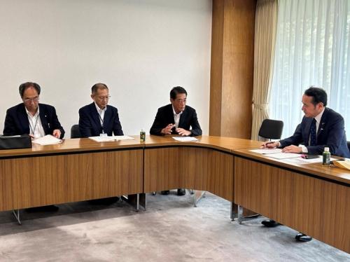 8月5日（水曜日）全国知事会地方創生・地域未来戦略推進本部長として「地方創生・日本創造への提言」を要請（自民党社会機能移転分散型国づくり推進本部長）（東京都）