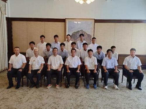 8月27日（木曜日）国民スポーツ大会ソフトボール競技少年男子チーム選手・監督らの訪問（県庁）