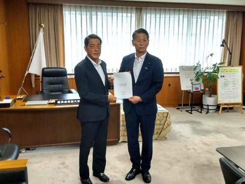 8月5日（水曜日）全国知事会原子力発電対策特別委員会委員長として「原子力発電所の安全対策及び防災対策に対する提言」について要請(経済産業副大臣）（東京都）
