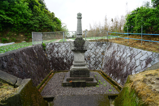 宝篋印塔（野間・長円寺跡）の画像1