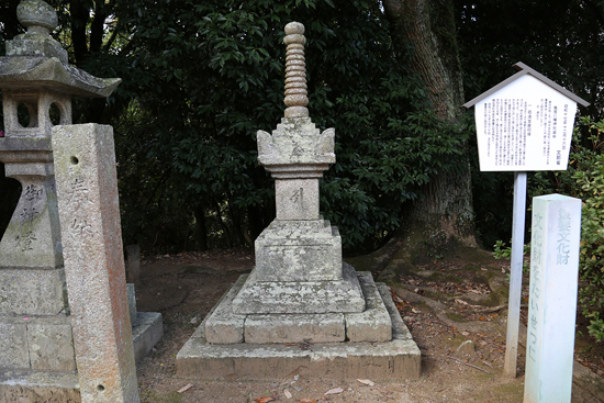 亀井八幡神社宝篋印塔の画像