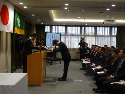 表彰状を受領している株式会社富士造型の写真