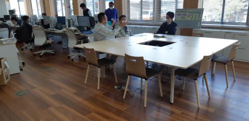 協議台での協議の様子。